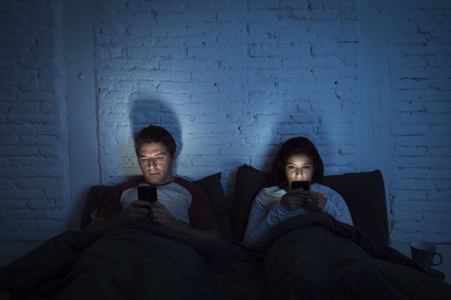 Ako mobily škodia spánku
