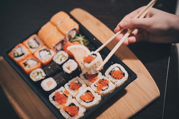 Set-sushi-set-Hand-with-chopsticks-for-sushi-_shutterstock_527851219.jpg Set-sushi-set-Hand-with-chopsticks-for-sushi-_shutterstock_527851219.jpg